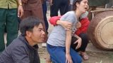 Anh 7 tuổi tìm cách cứu em 4 tuổi rơi xuống hố chôn cột điện ngập nước, 2 đứa trẻ cùng tử vong thương tâm