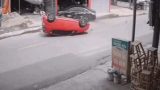 Nam Định: clip Đâm vào xe đang dừng đỗ, ô tô con lật như phim hành động
