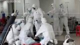 Khoảnh khắc các chiến sĩ áo trắng căng thẳng giành giật sự sống cho bệnh nhân mắc Covid-19