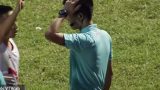 Clip: CĐV Nam Định tấn công trọng tài vì bị từ chối bàn thắng