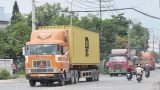 Thót tim khi cả gia đình thoát chết trong gang tấc trước bánh xe container
