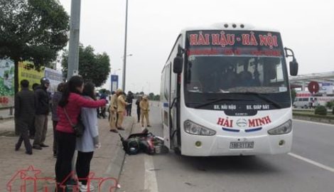 Nam Định: Xe khách đâm xe ôm, 3 người bị thương