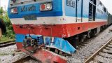 Tàu hỏa ”ủi” văng xe tải tại Nam Định, lái xe may mắn thoát chết
