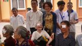 100 người bệnh thấy lại ánh sáng sau ca mổ 30 phút