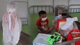 Bé trai 4 tuổi nghi mắc Covid-19 mặc đồ bảo hộ kín mít trong khu cách ly: “Bé rất ngoan và dũng cảm, không hề khóc khi được lấy mẫu xét nghiệm”