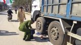 Kẹt giữa hai bánh xe tải, một cụ bà tử vong Kẹt giữa hai bánh xe tải, một cụ bà tử vong