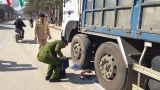 Kẹt giữa hai bánh xe tải, một cụ bà tử vong