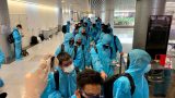 Hai người trên chuyến bay chở tuyển Việt Nam về nước mắc COVID-19