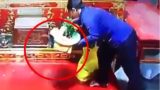 Công an Nam Định truy tìm người phụ nữ trộm túi xách ở hội Phủ Dầy