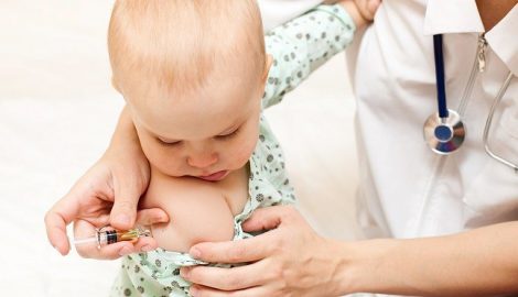 Nhiều trẻ tím tái phải nhập viện sau khi tiêm vắc xin thay thế Quinvaxem: Bộ Y tế nói gì?