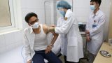 Phó thủ tướng Vũ Đức Đam tiêm thử nghiệm vắc xin Nano Covax