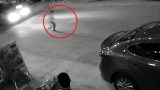 Clip: Mải đuổi theo quả bóng, cậu bé suýt bị xe buýt tông trúng