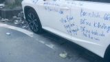 Ngán ngẩm chiếc xe Lexus đỗ trước nhà dân, bị người trong nhà viết kín chữ