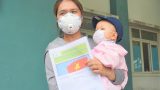 Ông bà bật khóc khi được đón cháu ngoại 8 tháng tuổi khỏi Covid-19: “Nhận tin cháu được xuất viện, cả đêm vợ chồng tôi không ngủ được”